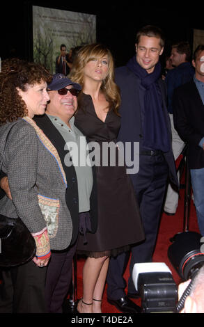 LOS ANGELES, CA. 12 janvier 2004 : l'actrice RHEA PERLMAN LtoR : & mari acteur/producteur DANNY DEVITO et actrice Jennifer Aniston & mari acteur BRAD PITT lors de la première mondiale, à Hollywood, de Along Came Polly. Banque D'Images