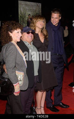 LOS ANGELES, CA. 12 janvier 2004 : l'actrice RHEA PERLMAN LtoR : & mari acteur/producteur DANNY DEVITO et actrice Jennifer Aniston & mari acteur BRAD PITT lors de la première mondiale, à Hollywood, de Along Came Polly. Banque D'Images