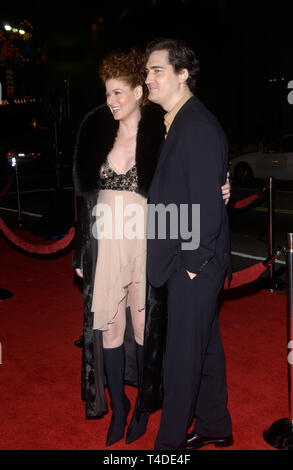 LOS ANGELES, CA. 12 janvier 2004 : Debra Messing & mari DANIEL ZELMAN lors de la première mondiale, à Hollywood, de son nouveau film Along Came Polly. Banque D'Images