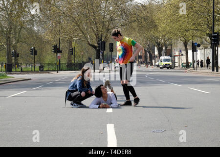 Rébellion d'extinction les manifestants bloquer les routes dans le centre de Londres Banque D'Images