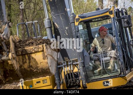 Tech. Le Sgt. Andrew Lesher exploite une excavatrice pour creuser les fondations d'un pont, 25 mars 2019, tout en travaillant à l'Ohio Air National Guard, 200e Escadron Cheval Rouge, déployée pour un projet de formation de l'état de préparation de l'innovation au Camp Kamassa, Crystal Springs, MS., aider à construire un camp spécialisé pour enfants ayant des besoins spéciaux. Soutien aux projets de l'IRT de la communauté tout en fournissant une formation précieuse pour le cheval rouge mission fournir un, mobile, flexible et autonome de l'ingénierie de construction lourde pour la force d'aviation, de l'infrastructure de base et capacités spéciales à l'appui de l'adj Banque D'Images