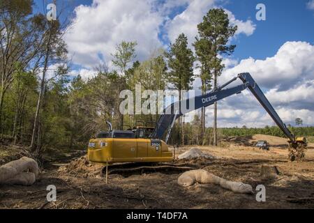 Tech. Le Sgt. Andrew Lesher exploite une excavatrice pour creuser les fondations d'un pont, 25 mars 2019, tout en travaillant à l'Ohio Air National Guard, 200e Escadron Cheval Rouge, déployée pour un projet de formation de l'état de préparation de l'innovation au Camp Kamassa, Crystal Springs, MS., aider à construire un camp spécialisé pour enfants ayant des besoins spéciaux. Soutien aux projets de l'IRT de la communauté tout en fournissant une formation précieuse pour le cheval rouge mission fournir un, mobile, flexible et autonome de l'ingénierie de construction lourde pour la force d'aviation, de l'infrastructure de base et capacités spéciales à l'appui de l'adj Banque D'Images