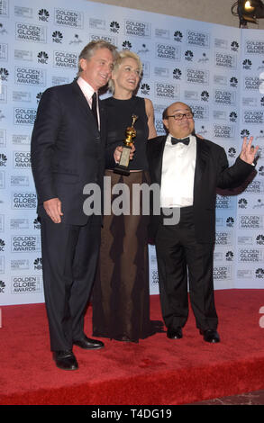 LOS ANGELES, CA. 25 janvier 2004 : MICHAEL DOUGLAS, Sharon Stone & DANNY DEVITO à la 61e Golden Globe Awards au Beverly Hilton Hotel, Beverly Hills, CA. Banque D'Images