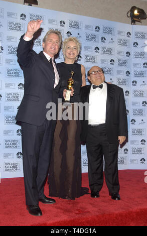 LOS ANGELES, CA. 25 janvier 2004 : MICHAEL DOUGLAS, Sharon Stone & DANNY DEVITO à la 61e Golden Globe Awards au Beverly Hilton Hotel, Beverly Hills, CA. Banque D'Images