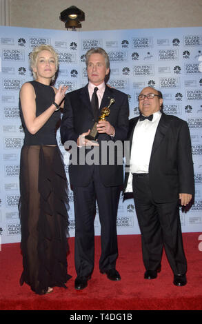 LOS ANGELES, CA. 25 janvier 2004 : MICHAEL DOUGLAS, Sharon Stone & DANNY DEVITO à la 61e Golden Globe Awards au Beverly Hilton Hotel, Beverly Hills, CA. Banque D'Images