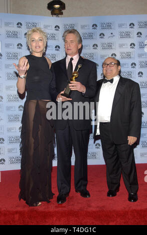 LOS ANGELES, CA. 25 janvier 2004 : MICHAEL DOUGLAS, Sharon Stone & DANNY DEVITO à la 61e Golden Globe Awards au Beverly Hilton Hotel, Beverly Hills, CA. Banque D'Images