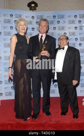 LOS ANGELES, CA. 25 janvier 2004 : MICHAEL DOUGLAS, Sharon Stone & DANNY DEVITO à la 61e Golden Globe Awards au Beverly Hilton Hotel, Beverly Hills, CA. Banque D'Images