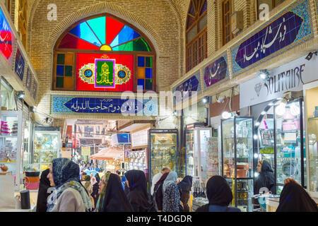 Téhéran, Iran - le 22 mai 2017 : foule de personnes dans la rangée de Grand bazar avec des stands de plats Banque D'Images