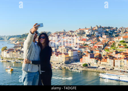 PORTO, PORTUGAL - couple en tenant en selfies face de vieille ville de Porto, Portugal Banque D'Images