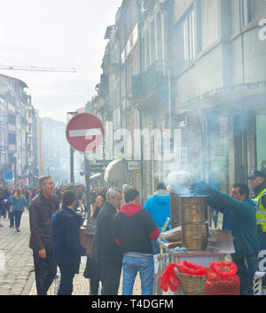 PORTO, PORTUGAL - 11 NOVEMBRE 2016 : vente vendeur local chestnut sur la rue Santa Catarina - principale rue commerçante de Porto, Portugal Banque D'Images