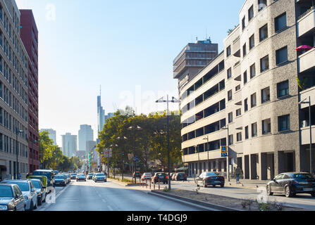 Francfort, Allemagne - 01 septembre 2018 : Le trafic sur la route du centre-ville de Francfort. Le centre-ville d'affaires à l'arrière-plan Banque D'Images