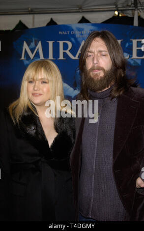 LOS ANGELES, CA. Février 02, 2004 : l'actrice Kate Hudson & mari Chris Robinson lors de la première mondiale, à Hollywood, de miracle. Banque D'Images