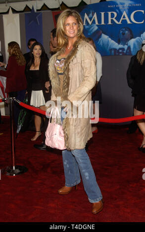 LOS ANGELES, CA. 02 février 2004 : Rachel Hunter lors de la première mondiale, à Hollywood, de miracle. Banque D'Images