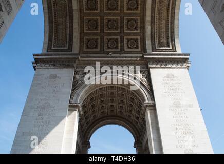 Toit de l'Arc de Triomphe à Paris, France. Formé par des formes d'ombre projetée par la lumière du soleil et d'arcs montrant ciel bleu. Banque D'Images