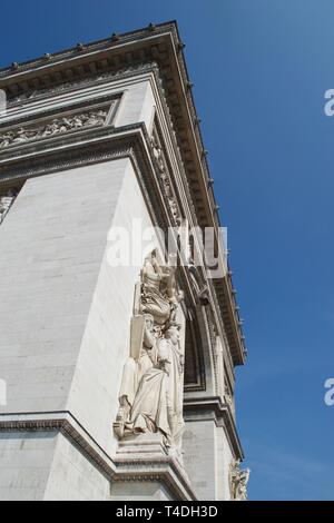 Arc de Triomphe, Paris (France). Structure en pierre orné de sculptures extérieures et parapet en surplomb. À la recherche jusqu'à l'angle, forte contre bl Banque D'Images