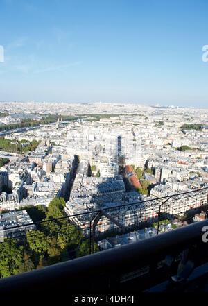 Voir l'ombre de la Tour Eiffel au soleil blanc visible sur les bâtiments de Paris (France) ci-dessous. Ville vue d'en haut sur une journée ensoleillée. Banque D'Images