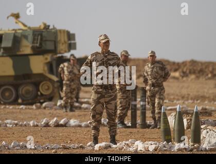 Les membres de l'Armée royale marocaine de démontrer les méthodes de formation avec des obusiers M109A5 pour les soldats de la Garde nationale de l'Utah, du 1er bataillon du 145e Régiment d'artillerie de la Garde nationale de l'Idaho, 1er Bataillon, 148e Régiments d'artillerie de campagne ; et 1er Bataillon, 320e Régiment d'artillerie, 2e Brigade Combat Team, 101ème Division aéroportée au cours de l'exercice, l'African Lion 2019, près de Tan Tan, le Maroc, le 26 mars 2019. Cet exercice annuel est une combinaison multi-activité nationale axée sur l'amélioration de la compréhension mutuelle, tout en démontrant le lien fort entre les nations armées. Banque D'Images