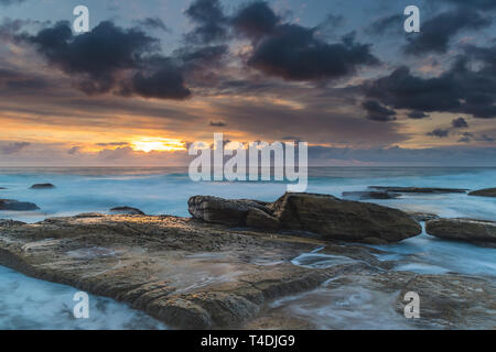 La capture de la sunrise de l'Skillion à Terrigal sur la côte centrale, NSW, Australie. Banque D'Images