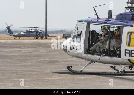 Un U.S. Air Force HH-60G Pave Hawk, à gauche, et une armée de l'Air Philippine UH-1 Huey se préparer à décoller pour compléter une formation en recherche et sauvetage de combat mission pendant l'exercice Balikatan de Clark Air Base, Philippines, le 2 avril 2019. Balikatan est un exercice annuel entre les États-Unis et les Philippines et vient d'une expression tagalog signifiant 'shoulder-à-coude,' représentant le partenariat entre les deux pays. L'exercice aide à maintenir un haut niveau de préparation et de réactivité, et il améliore l'ensemble des relations et des capacités militaires. Le PAF servicemembers sont avec le Banque D'Images