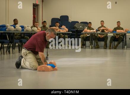 Alvin D Martin Un Specialiste De La Formation En 1712 Avec Le Centre De Formation Et D Education Adequat Montre Des Profils De La Reanimation Cardiorespiratoire Rcr Techniques Pour Une Classe A La