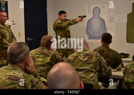 BELLE CHASSE, en Louisiane (22 mars 2019) Le Sgt. James Andrews démontre le bon maniement des armes tout en essayant de se qualifier pour les Forces armées allemandes pour Badge de compétence militaire à l'Université de New Orleans Centre aquatique du 22 mars. Les Forces armées allemandes d'un insigne pour les militaires officielles est l'une des plusieurs centaines de bourses étrangères approuvées pour l'usure sur les uniformes militaires des États-Unis. Pour être admissibles, les participants sont testés dans leurs prouesses physiques, adresse au tir, les premiers soins, et les connaissances des armes nucléaires, biologiques et chimiques. Banque D'Images