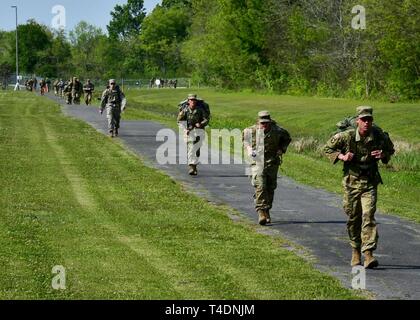 BELLE CHASSE, en Louisiane (22 mars 2019) Servicemembers stationnés dans la région de La Nouvelle-Orléans plus participer à un 12K ruck mars tout en essayant de se qualifier pour les Forces armées allemandes pour Badge de compétence militaire le 22 mars. Les Forces armées allemandes d'un insigne pour les militaires officielles est l'une des plusieurs centaines de bourses étrangères approuvées pour l'usure sur les uniformes militaires des États-Unis. Pour être admissibles, les participants sont testés dans leurs prouesses physiques, adresse au tir, les premiers soins, et les connaissances des armes nucléaires, biologiques et chimiques. Banque D'Images