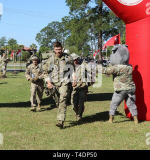 L'équipe de troupe B, 5e Escadron, 7e régiment de cavalerie, 1st Armored Brigade Combat Team traverser la ligne d'arrivée à l'événement final de la Marne 2019 Meilleure Escouade Scout la concurrence. L'équipe a gagné le concours et n'ira pas à représenter la division à l'Armée de compétition à Fort Benning, en Géorgie, à la fin avril. Banque D'Images