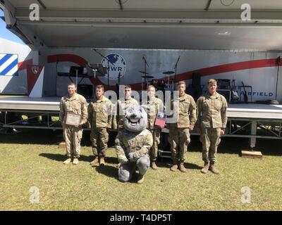 L'équipe de troupe B, 5e Escadron, 7e régiment de cavalerie, 1st Armored Brigade Combat Team, 3ème Division d'infanterie pose avec Rocky après avoir remporté le 2019 Marne Meilleure Escouade Scout la concurrence. L'équipe n'ira pas à représenter la division à l'Armée de compétition à Fort Benning, en Géorgie, à la fin avril. Banque D'Images