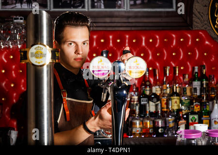 Minsk, Belarus - 02 mai 2017 : barman élégant déverse l la bière dans le verre du robinet bière bar à Londres Banque D'Images