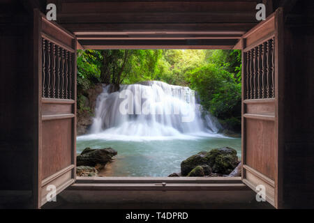 Ouvrez la porte en bois de belle cascade Banque D'Images