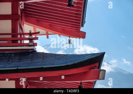 Close up Mount Fuji rouge par Chureito Pagoda Banque D'Images