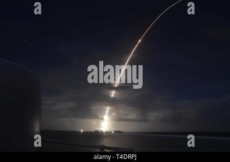 Un représentant à la menace de l'ICBM target lance Ronald Reagan Test Site de défense antimissile sur l'Atoll de Kwajalein dans les Îles Marshall 25 Mars, 2019. Il a été intercepté par deux la masse à longue distance des intercepteurs spatiaux lancés depuis Vandenberg Air Force Base, en Californie, dans la première salve de test Les IBS. Banque D'Images