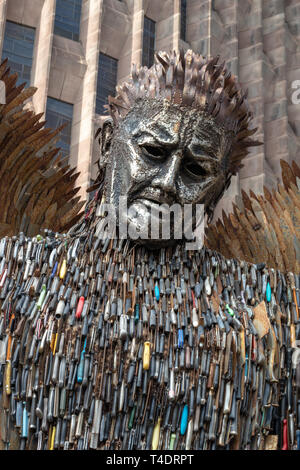 Le couteau Angel Sculpture/Memorial Monument National par l'artiste Alan Bradley à la cathédrale de Coventry, West Midlands..A 27' de haute statue de couteaux 100 000 Banque D'Images