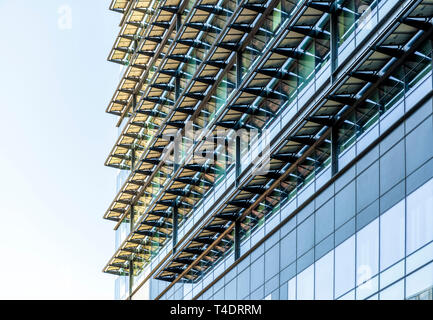 Gratte-ciel à l'architecture d'avant-garde avec garniture en verre teinté dans un cadre en métal et les visières décoratives de chaque étage fait de verre qui retarde la s Banque D'Images