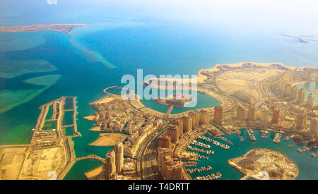 Vue aérienne de l'Pearl-Qatar, le luxueux et moderne de l'île artificielle dans le golfe Persique, Doha, Qatar, au Moyen-Orient. Venise au Quartier Qanat, Marsa Banque D'Images