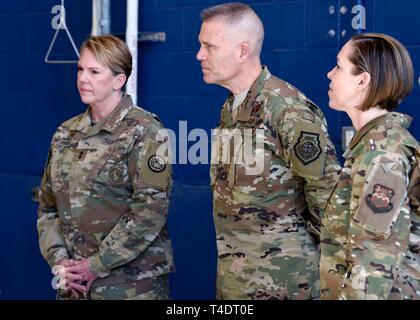 (De gauche à droite) Le Général de l'Armée de Tracy Norris, adjudant général de la Garde nationale du Texas, le lieutenant général Steven Kwast, commandant de la commande d'éducation et de formation, et chef Master Sgt. Julie Gudgel, chef du commandement AETC, apprendre à connaître les gens et la mission de la 149e Escadre de chasse lors de leur visite au Joint Base San Antonio-Lackland, Texas. (Air National Guard Banque D'Images