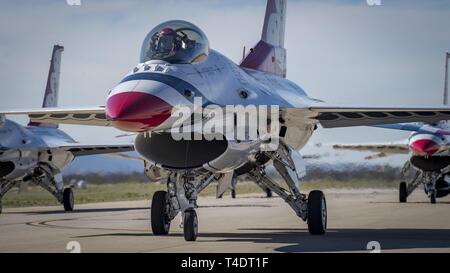 L'United States Air Force Escadron de démonstration aérienne des Thunderbirds 'effectuer au Thunder & Lightning sur AZ Air Show le 23 mars 2019, à la base aérienne Davis-Monthan Air Force Base, AZ. L'air show de Tucson, AZ kicks-off la saison 2019 pour les Thunderbirds qui sera en tournée de mars à novembre. Banque D'Images