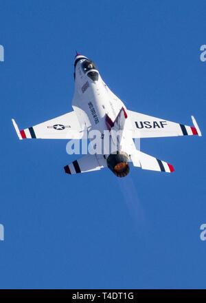 L'United States Air Force Escadron de démonstration aérienne des Thunderbirds 'effectuer au Thunder & Lightning sur AZ Air Show le 23 mars 2019, à la base aérienne Davis-Monthan Air Force Base, AZ. L'air show de Tucson, AZ kicks-off la saison 2019 pour les Thunderbirds qui sera en tournée de mars à novembre. Banque D'Images