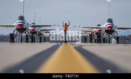 L'United States Air Force Escadron de démonstration aérienne des Thunderbirds 'effectuer au Thunder & Lightning sur AZ Air Show le 23 mars 2019, à la base aérienne Davis-Monthan Air Force Base, AZ. L'air show de Tucson, AZ kicks-off la saison 2019 pour les Thunderbirds qui sera en tournée de mars à novembre. Banque D'Images