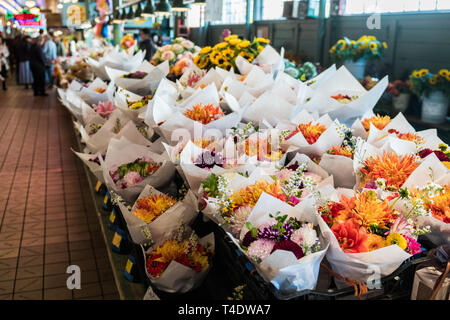 Bouquets de fleurs variées dans un stand au marché de Pike Place à Seattle Banque D'Images