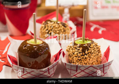 La pomme verte couverte de chocolat et amandes caramélisées sur un étal au marché de Pike Place à Seattle Banque D'Images