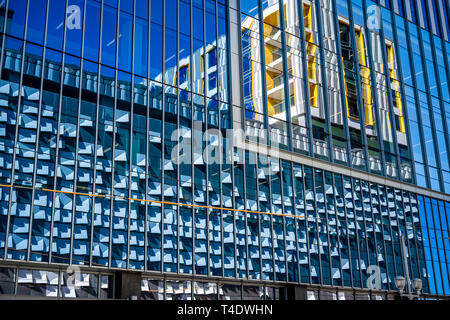 Gratte-ciel à l'architecture d'avant-garde avec garniture en verre teinté dans un cadre métallique reflète comme dans un miroir d'un bâtiment sur le côté opposé de la st Banque D'Images