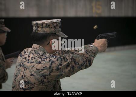 Le Cpl. Johnny Dao, un opérateur de réseau informatique avec la 31e unité expéditionnaire de marines, les feux d'un M9A1 9 mm pistolet de service au cours de la présélection au camp 106, gamme Hansen, Okinawa, Japon, le 26 mars 2019. Dao, originaire de Dallas, Texas, est diplômé de l'école secondaire du nord de Dallas en juin 2016 avant de s'enrôler à partir de RSS North Dallas en août 2016. La 31e MEU, le Marine Corps' seulement continuellement de l'avant-déployés MEU, fournit une force meurtrière et flexible prêt à réaliser une vaste gamme d'opérations militaires dans toute la région Indo-Pacifique. Banque D'Images
