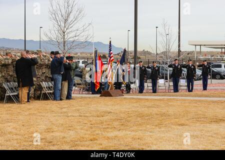 Anciens combattants de la bataille de Suoi Tre militaires durant un mémorial et cérémonie de dédicace, le 21 mars 2019, à Fort Carson, Colorado. Le 2e Bataillon, 77e Régiment d'artillerie, 2e Brigade Combat Team, 4e Division d'infanterie, l'honneur de l'anniversaire de la bataille, ses anciens combattants et soldats tombés. Banque D'Images