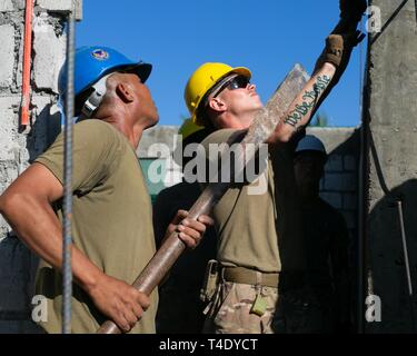 Le sergent de l'armée américaine. Trevor Guenard et Philippine Air Force Tech. Le Sgt. Paterno Sazon Jr. travailler ensemble pour éliminer les moules en bois utilisé pour verser dans les colonnes de ciment Pagasa, Bataan, Philippines, dans le cadre de l'exercice Balikatan, Mars 25, 2019. Balikatan est un exercice annuel entre les États-Unis et les Philippines et vient d'une expression tagalog signifiant 'shoulder-à-coude,' représentant le partenariat entre les deux pays. Des exercices tels que Balikatan augmenter notre capacité de travailler ensemble pour faire face aux crises à travers le spectre militaire afin d'accomplir la mission et appuyer la populatio local Banque D'Images