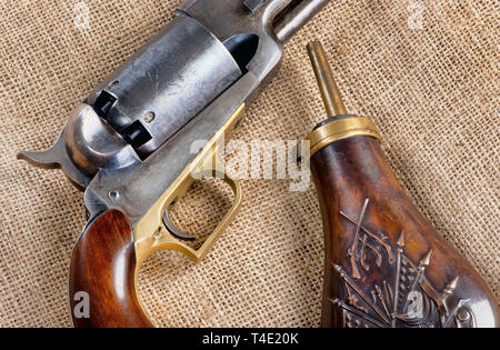 Pistolet à percussion Cowboy Antique cuivre et poudre flacon. Banque D'Images