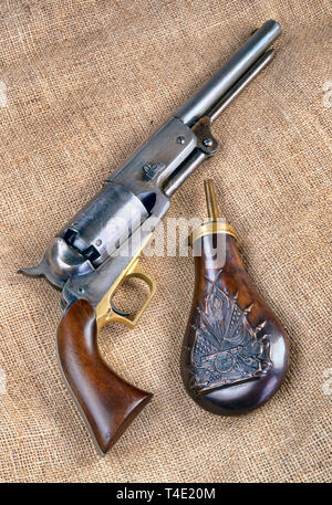 Pistolet à percussion Cowboy Antique cuivre et poudre flacon. Banque D'Images