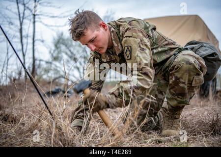 Un soldat affecté au 2e Bataillon, 18e Régiment d'artillerie, 75e Brigade d'artillerie de campagne, Fort Sill, OK, des steaks sur le centre des opérations tactiques lors d'une évaluation externe (EXEVAL), 28 mars 2019 à Fort Sill, OK. Soldats de 2-17e FA conduite leur EXEVAL final en prévision de leur déploiement prévu à la Corée. Banque D'Images