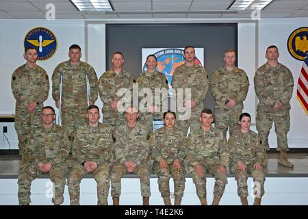 Les soldats de la Garde nationale de l'Armée de Pennsylvanie dans la compétition 2019 Compétition Meilleur Guerrier Pennsylvanie posent pour une photo de groupe après la cérémonie de clôture du concours le 28 mars. (Rangée avant, de gauche à droite) Le s.. Zachary Teisher, 213e, 213e compagnie du personnel du Groupe de soutien régional ; Sgt. Trevor Howard, 1er Bataillon, 110e Régiment d'infanterie, 2e Brigade Combat Team, 28e Division d'infanterie ; Le s.. Erich Friedlein, 1er Bataillon, 166e Regiment ; CPS. Christina Herrera, de l'Administration centrale et de l'Administration centrale, de l'entreprise 337e bataillon du génie, 55e brig Amélioration Manœuvre Banque D'Images