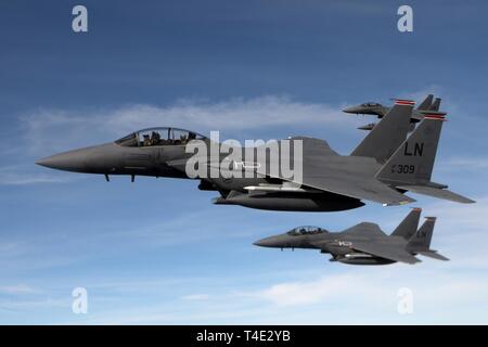 U.S. Air Force F-15E Strike Eagles affecté à la 494e Escadron de chasse à RAF Lakenheath, Angleterre, volent en formation près de la mer du Nord, en Angleterre, le 20 mars 2019. Le F-15 sert d'interdiction aérienne et la supériorité aérienne aéronefs pour le 494e FS. Banque D'Images